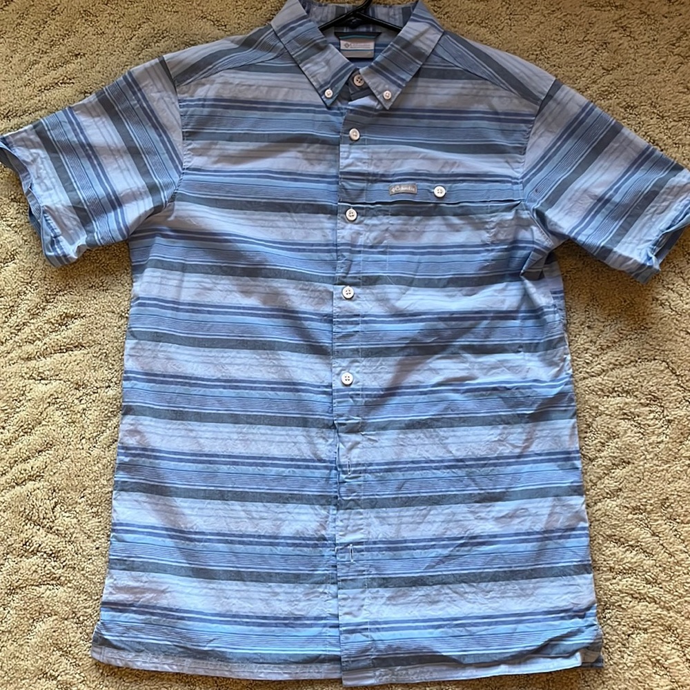 Mens Columbia button down, short sleeve shirt. Size Medium